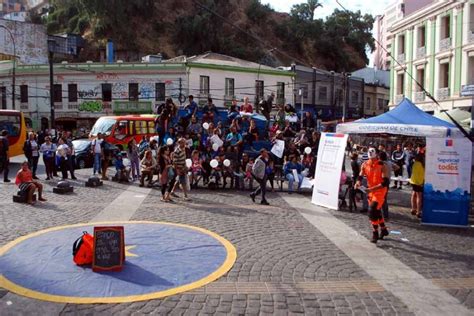 Mimo Tuga realiza intervención callejera en Valparaíso como parte de