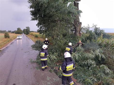 Burza nad regionem Zerwane dachy powalone drzewa brak prądu Mój Radom