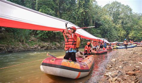 Peringati HUT RI Pertamina Bersihkan Ciliwung Dan Kibarkan Bendera 79