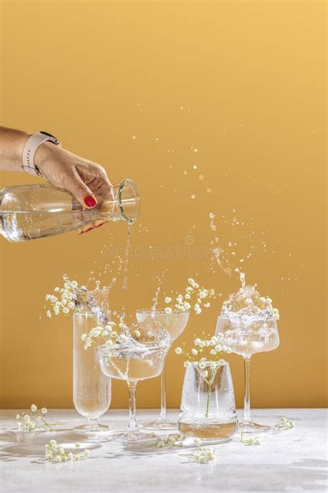 Différentes élégantes Verres à Champagne Avec De L eau Pétillante La