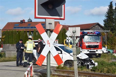 S Bahn Schleudert Auto Von Den Gleisen Bilder