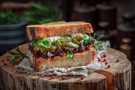 Sandwich De Cerdo Desmenuzado Con Pepinillos Y Salsa Cocinanding