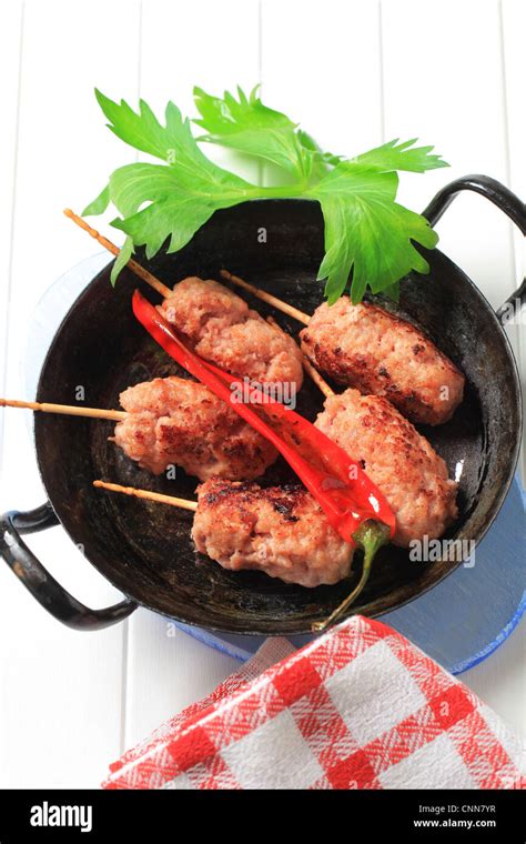 Brochettes De Viande Hachée Sur Des Bâtonnets De Bois Photo Stock Alamy