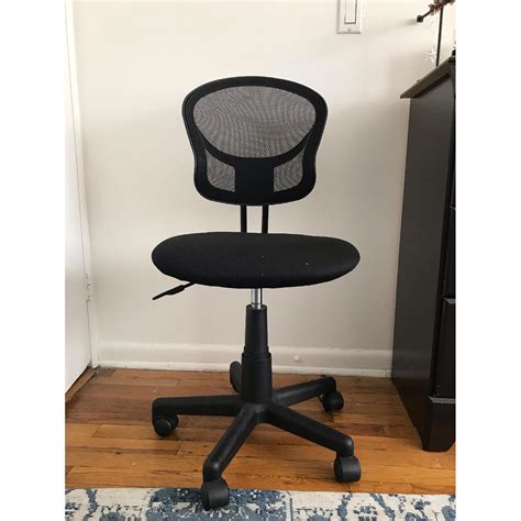 Staples Black Swivel Office Chair Aptdeco