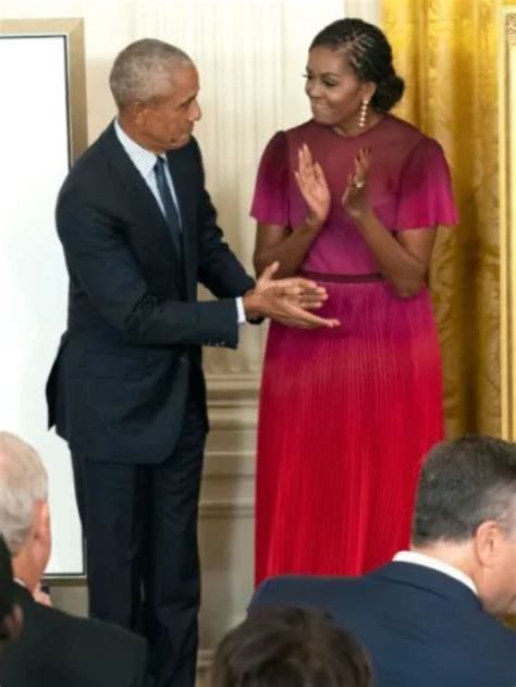 Barack E Michelle Obama Retornam à Casa Branca Para Revelar Retratos