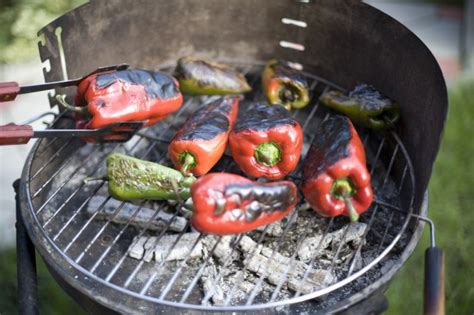 Evo kako da bez muke OČISTITE PEČENE PAPRIKE i spremite ajvar za čas