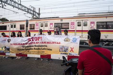 Sosialisasi Keselamatan Di Perlintasan Kereta Antara Foto