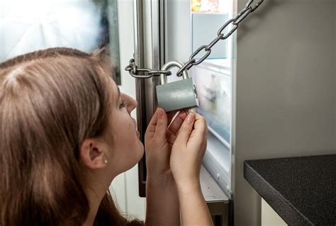 Closeup Retrato De Mujer Mirando Dentro Del Refrigerador Cerrado Foto