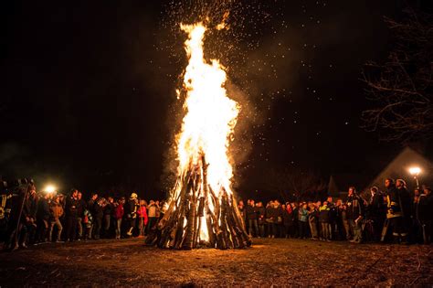 Osterfeuer In K Ln Orte F Rs Christliche Flammen Spektakel