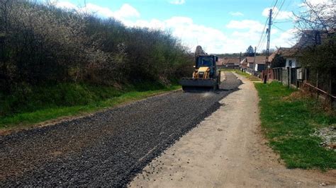 FOTO Campanie de curățenie de primăvară și pietruire a drumurilor