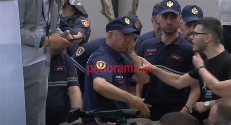 Videolajm Efektivi i policisë goditet në sy me sende të forta nga