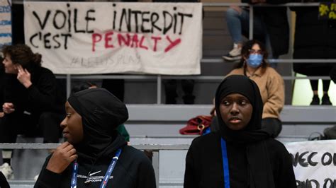 La France sommée d'annuler l’interdiction du hijab pendant les