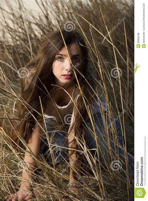 Menina Que Esconde Na Grama Elevada Foto De Stock Imagem De Cabelo