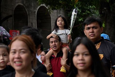 Filipinos throng cemeteries for All Saints' Day | Philstar.com