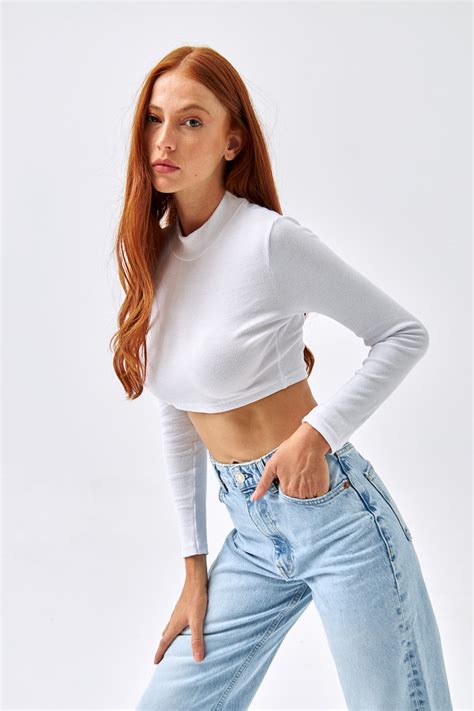 Uzun Kollu Dik Yaka Beyaz Crop Top Tuba Butik