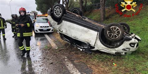 Incidente Sulla Palermo Messina Auto Sbanda E Si Ribalta Ferito Il