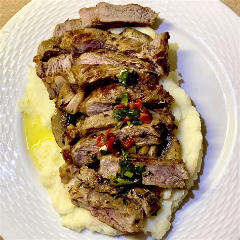 Steak with Mashed Potatoes and Mushroom Sauce – Foodionista