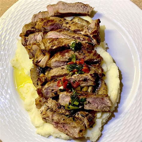 Steak with Mashed Potatoes and Mushroom Sauce – Foodionista