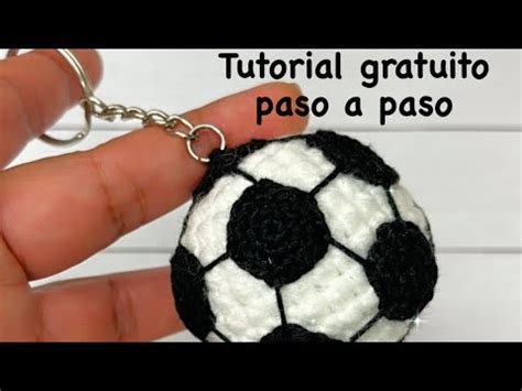 Balón de fútbol tejido a crochet técnica amigurumi tejido por