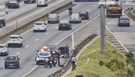 Dois São Presos Em Jacareí Após Perseguição Por Roubo De Carro Em São