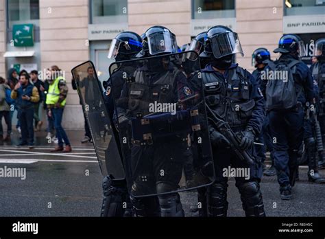 French Riot Police Hi Res Stock Photography And Images Alamy