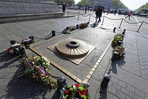 Il Y A 100 Ans La Flamme Du Souvenir Sallumait Sous Larc De Triomphe