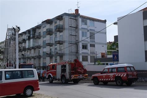 Dois Homens Morrem Em Queda De Andaime Em Almada Portugal Correio