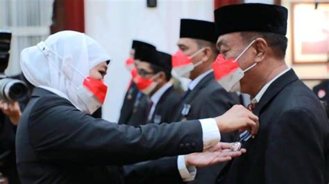 Gubernur Khofifah Sematkan Langsung Tanda Kehormatan Satyalancana Karya