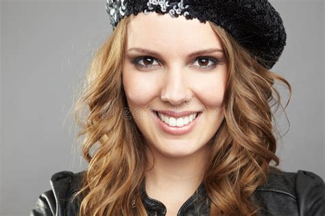 De Jonge Vrouw Van De Blonde Met Krullend Haar Stock Afbeelding Image