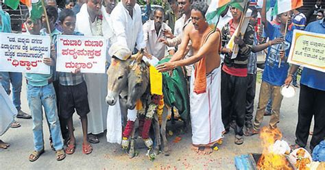 Youth Congress Protests Against Education Department