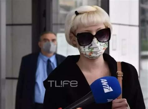 Τζούλια Αλεξανδράτου ποζάρει αγκαλιά Με τόν σύντροφό της Hot Content