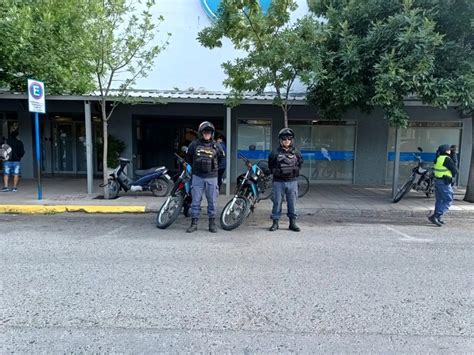 La policía monta un operativo de seguridad en cajeros Neuquén Al