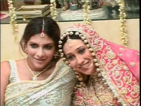 Celebrity Weddings: Karisma Kapoor Wedding and Mehndi Pics