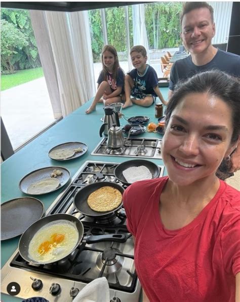 Tha S Fersoza E Tel Posam Filhos Na Cozinha Da Mans O