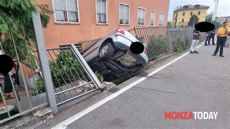 Incidente A Monza In Via Buonarroti Auto Sfonda Cancello Foto Bennati