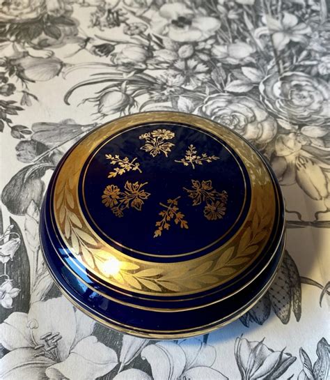 boîte à bijoux ou bonbonnière couverte porcelaine de limoge bleu