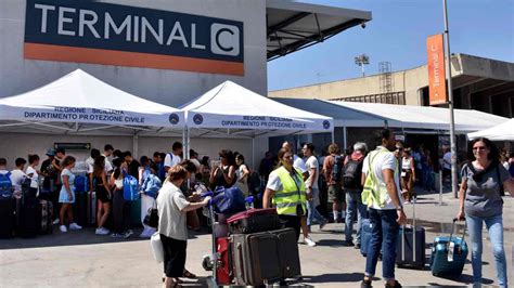 Riapre L Aeroporto Di Catania In Sicilia Il Settore Del Turismo In