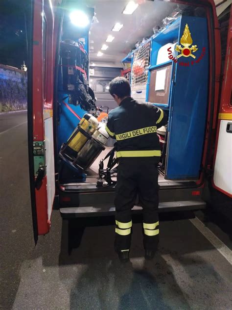 Genova Auto Distrutta Dalle Fiamme In Via Cantore Radio News