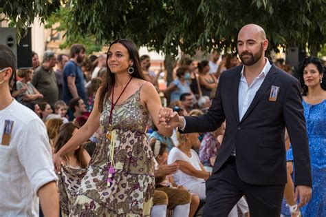 El Ball Del Paga Li Joan Per La Festa Major De Sant Cuga