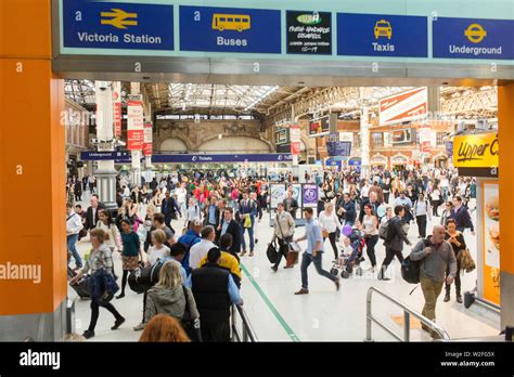 London Victoria Railway Station Stock Photo - Alamy