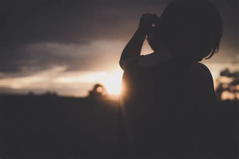 Fotos Gratis Silueta Ligero Nube Mujer Puesta De Sol Luz De Sol