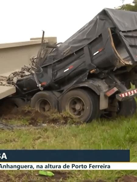 Caminhão Bate Em Viga E Derruba Passarela No Interior De Sp