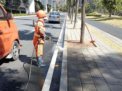 文明管养树标杆｜冲洗人行道路缘石，提升公路“颜值”海沧环境作业