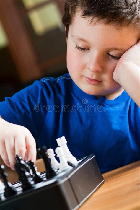 Menino Que Joga A Xadrez Foto De Stock Imagem De Estrat Gia