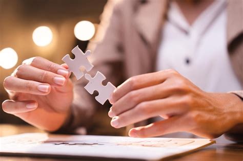 Trabalho em equipe de pessoas de negócios segurando quebra cabeças para