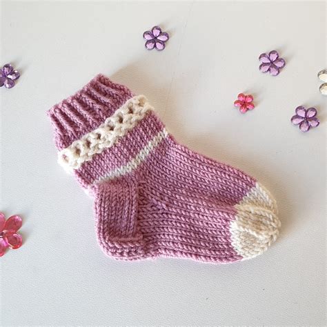 Strickanleitung Baby Söckchen mit Lochmuster