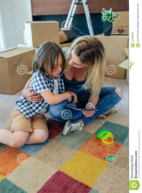 Enfantez Soulager Son Fils Triste S Asseyant Sur Le Tapis Photo Stock