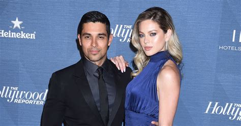 Wilmer Valderrama Et Sa Compagne Amanda Pacheco Au Photocall De La