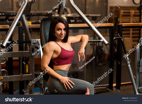 Sexy Fitness Brunette Girl Sitting On Foto De Stock Shutterstock