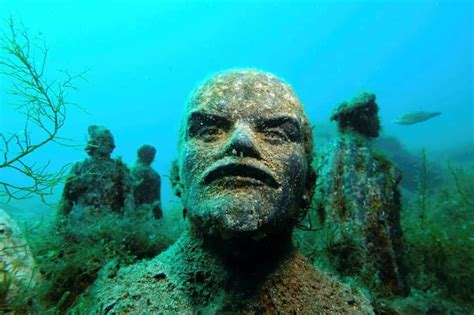 12 Scary Underwater Statues That Are Puzzling And Mysterious Ke